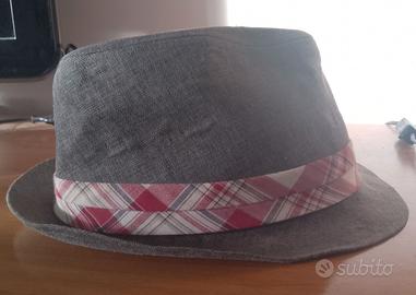 Cappello alla moda grigio 