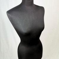 Manichino (torso) ricoperto in stoffa nera, anima