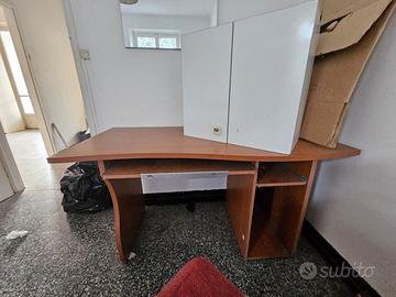Scrivania (RITIRO A CARICO DELL'ACQUIRENTE)