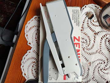 Cucitrice zenith 551 nuova mai usata con punti