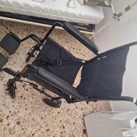 Carrozzina, sedia a rotelle compatta