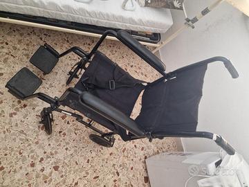 Carrozzina, sedia a rotelle compatta