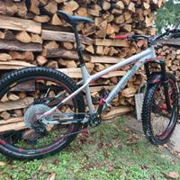 Nukeproof Scout 275+ con OMAGGIO