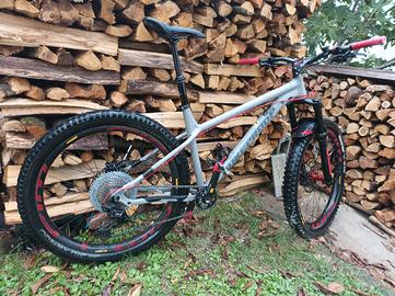 Nukeproof Scout 275+ con OMAGGIO