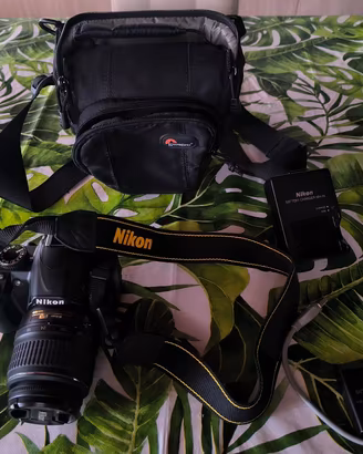 Nikon D3100 + Nikkor 18-55 mm + Borsa e accessori