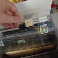 scatola piena di francobolli, buste primo ecc.