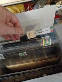 scatola piena di francobolli, buste primo ecc.