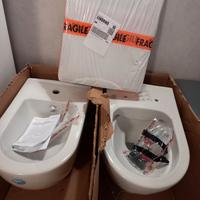 Coppia di sanitari con copriwater