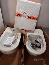 Coppia di sanitari con copriwater