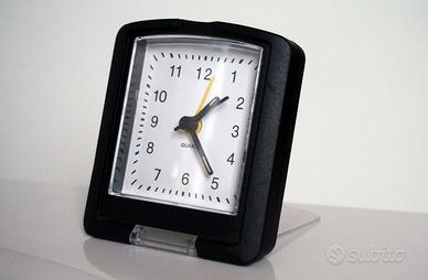 Sveglia con orologio analogico e luce notturna