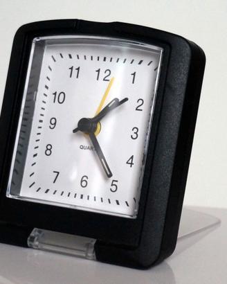 Sveglia con orologio analogico e luce notturna