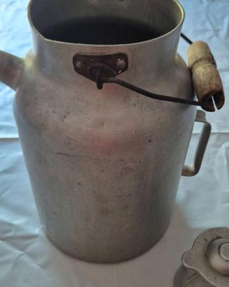 brocca contenitore latte appena munto
