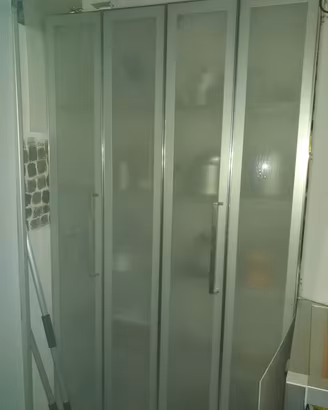 Credenza, letto e 2 comodini, tavolo e 2 poltrone