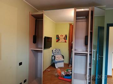 Armadio con anta e angolo a specchio