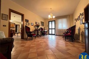 CASA INDIPENDENTE DI AMPIE METRATURE CON CORTE PRI