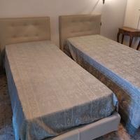 Letti singoli con materasso e copri materasso