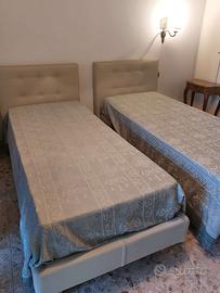 Letti singoli con materasso e copri materasso