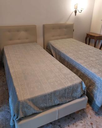 Letti singoli con materasso e copri materasso
