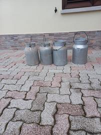 Vecchi contenitori per il latte