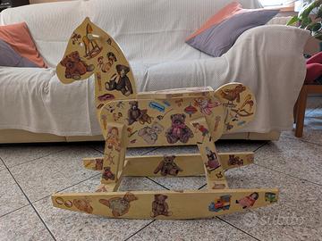 Cavallino a Dondolo in legno 