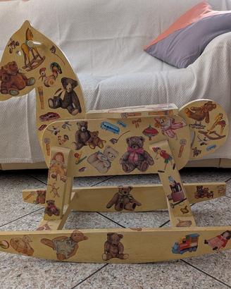 Cavallino a Dondolo in legno 