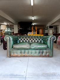 Divano chesterfield due posti vintage verde 