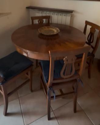 Tavolo torndo finemente intarsiato