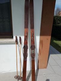 sci vintage in legno con racchette
