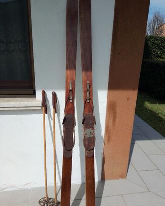 sci vintage in legno con racchette