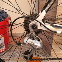 Bici da corsa e scarpe MTB.Per altezza 1.60-1.68