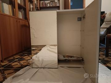 mobiletto pensile con ante a specchio