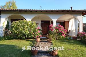 VILLA INDIPENDENTE - AMPIO GIARDINO - 2 LIVELLI -