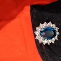 anello in acciaio regina con pietra blu 