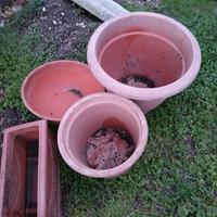 dono cassette e vasi in plastica 