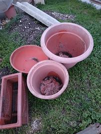 dono cassette e vasi in plastica 