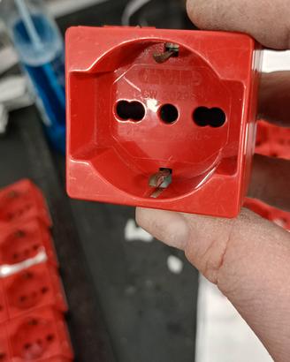 gewiss 20296 presa schuko + bipasso rossa