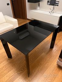 tavolo allungabile con piano in cristallo  nero