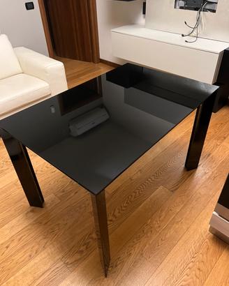 tavolo allungabile con piano in cristallo  nero