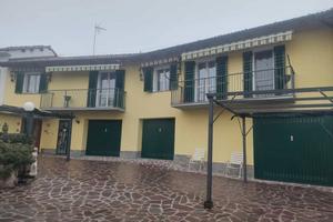 Villa di 100 m² con 4 locali e box auto a Azzano d