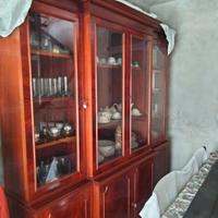 Credenza con vetrinetta