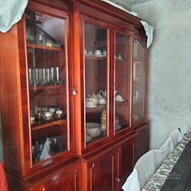 Credenza con vetrinetta