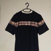 T-shirt nera con banda check (stile Burberry) 