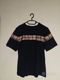 T-shirt nera con banda check (stile Burberry) 