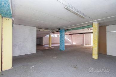 Immobile di 280 m² con 1 locale a Torino
