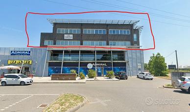 Locale commerciale con terrazzo esclusivo