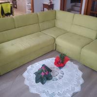 Divano ad angolo con letto a scorrimento e pouf