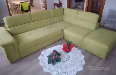 Divano ad angolo con letto a scorrimento e pouf