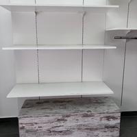 Arredamento bianco a parete per negozi o Cantine