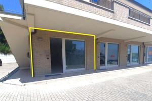LOCALE COMMERCIALE con AREA ESTERNA ESCLUSIVA