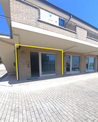 LOCALE COMMERCIALE con AREA ESTERNA ESCLUSIVA